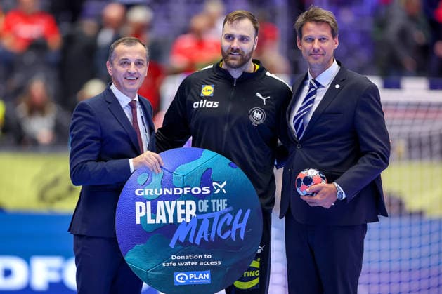 24 01 2026, Handball, Men s EHF EURO 2026, Germany Norway, Jyske Bank Boxen in Herning, Denmark, Main Round Player of the Match Andreas Wolff Germany 33 Honor Award Denmark