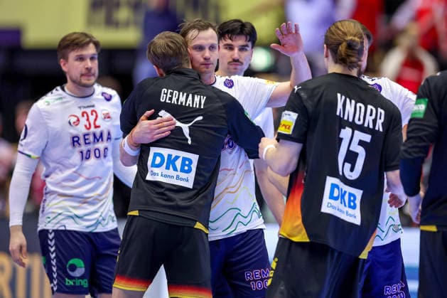 24 01 2026, Handball, Men s EHF EURO 2026, Germany Norway, Jyske Bank Boxen in Herning, Denmark, Main Round Final celebration after the German victory against Norway Rune Dahmke Germany 34 hugs Sander Sagosen Norway 05 after the Denmark match