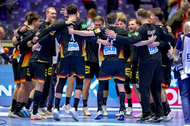 24 01 2026, Handball, Men s EHF EURO 2026, Germany Norway, Jyske Bank Boxen in Herning, Denmark, Main Round Final celebration after the German victory against Norway Marko Grgic Germany 71 Lukas Zerbe Germany 17 Team circle Denmark