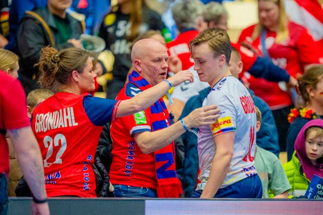 Handball European Championship 2026 Germany Norway Herning, Denmark 20260124 Tobias Grondahl with father Thomas Grondahl and mother Tonje Schjolberg Grondahl after the European Championship handball match between Germany and Norway in the Boxen arena in Herning Photo Stian Lysberg Solum NTB Herning Denmark EDITORIAL USE ONLY RESTRICTED USE FOR BETTING COMPANIES  Copyright: xStianxLysbergxSolumx xNTBx