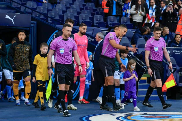 Manchester City v Wolverhampton Wanderers, Premier League Referee Farai Hallam leads the teams out ahead of the Premier League match between Manchester City and Wolverhampton Wanderers at the Etihad Stadium, Manchester, UK on 24 January 2026. Manchester Etihad Stadium Manchester UK Editorial use only DataCo restrictions apply See www.football-dataco.com , Copyright: xConorxMolloyx PSI-23610-0162