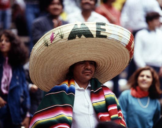 03.06.86 Belgien - Mexiko Mexiko, Mexiko-Stadt, 03.06.1986, Fussball, FIFA WM 1986 in Mexiko, Belgien - Mexiko (1:2): Mexiko Fans mit Sombreros. *** 03 06 86 Belgium Mexico Mexico, Mexico City, 03 06 1986, Soccer, FIFA World Cup 1986 in Mexico, Belgium Mexico 1 2 Mexico supporters with Sombreros