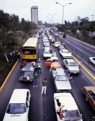 03.06.86 Belgien - Mexiko Mexiko, Mexiko-Stadt, 03.06.1986, Fussball, FIFA WM 1986 in Mexiko, Belgien - Mexiko (1:2): Verkehr Stau Autos in Mexiko-City. *** 03 06 86 Belgium Mexico Mexico, Mexico City, 03 06 1986, Soccer, FIFA World Cup 1986 in Mexico, Belgium Mexico 1 2 Traffic Jammed Cars in Mexico City