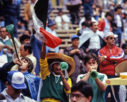 03.06.86 Belgien - Mexiko Mexiko, Mexiko-Stadt, 03.06.1986, Fussball, FIFA WM 1986 in Mexiko, Belgien - Mexiko (1:2): Mexiko Fans mit Sombreros. *** 03 06 86 Belgium Mexico Mexico, Mexico City, 03 06 1986, Soccer, FIFA World Cup 1986 in Mexico, Belgium Mexico 1 2 Mexico supporters with Sombreros