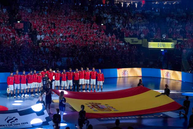 European Men s Handball Championship Denmark Spain The Spanish players during Spain s national anthem before the men s handball match between Denmark and Spain in EHF Euro 2026 group B at Jyske Bank Boxen in Herning, Saturday, January 24, 2026 Photo Bo Amstrup Ritzau Scanpix , Herning Denmark Mors  Copyright: BoxAmrstrupx xRitzauxScanpix BoxAmstrupx spdk20260124-230122-L