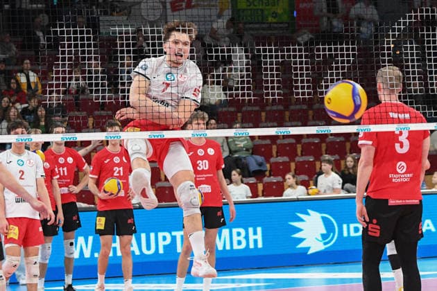 Leon Pohl Warnemünde, 7 smashes the ball, 24 01 2026, Düren Germany , Volleyball, 1 Bundesliga Men, SWD Powervolleys Düren Warnemünde xmhx