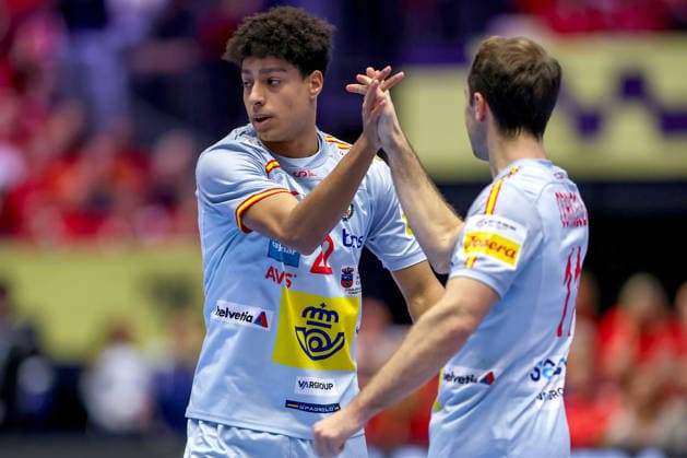 24 01 2026, Handball, Men s EHF EURO 2026, Denmark Spain, Jyske Bank Boxen in Herning, Denmark, Main Round Marcos Fis Ballester Espania 22 next to Kauldi Odriozola Yeregui Espania 11 Denmark