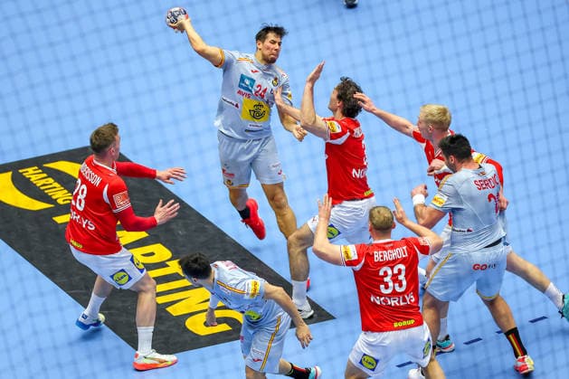 24.01.2026, Handball, Men s EHF EURO 2026, Dänemark -Spanien, Jyske Bank Boxen in Herning, Dänemark, Main Round: Daniel Dujshebaev Dovichebaeva (Espania 24) im Zweikampf gegen Lasse Bredekjaer Andersson (Denmark 28) Niclas Vest Kirkelokke (Denmark 03) Emil Siersbaek Bergholt (Denmark 33) Dänemark *** 24 01 2026, Handball, Men s EHF EURO 2026, Denmark Spain, Jyske Bank Boxing in Herning, Denmark, Main Round Daniel Dujshebaev Dovichebaeva Espania 24 in a duel against Lasse Bredekjaer Andersson Denmark 28 Niclas Vest Kirkelokke Denmark 03 Emil Siersbaek Bergholt Denmark 33 Denmark
