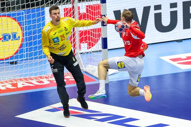 24 01 2026, Handball, Men s EHF EURO 2026, Denmark Spain, Jyske Bank Boxen in Herning, Denmark, Main Round Mathias Gidsel Denmark 19 throws on the goal of Sergey Hernandez Ferrer Espania 25 Denmark