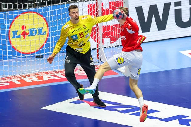 24 01 2026, Handball, Men s EHF EURO 2026, Denmark Spain, Jyske Bank Boxen in Herning, Denmark, Main Round Mathias Gidsel Denmark 19 throws on the goal of Sergey Hernandez Ferrer Espania 25 Denmark
