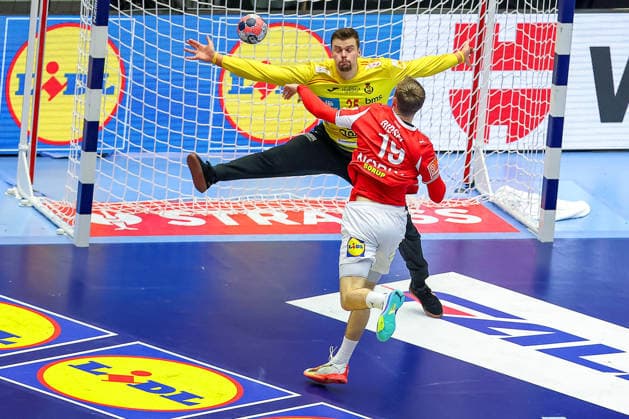 24 01 2026, Handball, Men s EHF EURO 2026, Denmark Spain, Jyske Bank Boxen in Herning, Denmark, Main Round Mathias Gidsel Denmark 19 throws on the goal of Sergey Hernandez Ferrer Espania 25 Denmark