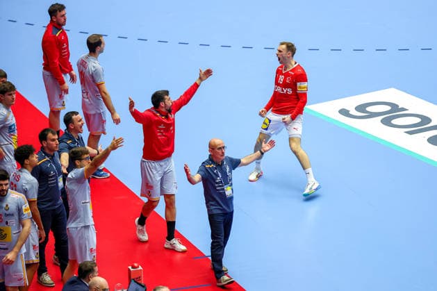 24 01 2026, Handball, Men s EHF EURO 2026, Denmark Spain, Jyske Bank Boxen in Herning, Denmark, Main Round Mathias Gidsel Denmark 19 cheering in front of the bench of Spain Denmark