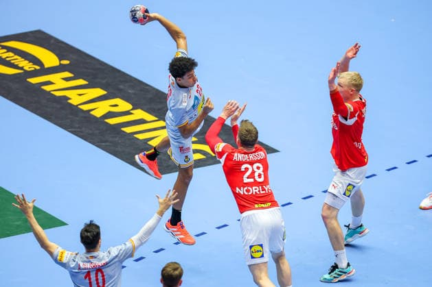 24 01 2026, Handball, Men s EHF EURO 2026, Denmark Spain, Jyske Bank Boxing in Herning, Denmark, Main Round Marcos Fis Ballester Espania 22 in a duel against Lasse Bredekjaer Andersson Denmark 28 Emil Siersbaek Bergholt Denmark 33 Denmark