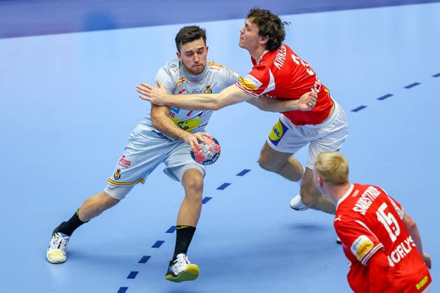 24 01 2026, Handball, Men s EHF EURO 2026, Denmark Spain, Jyske Bank Boxen in Herning, Denmark, Main Round Jan Gurri Aregay Espania 07 in a duel against Niclas Vest Kirkelokke Denmark 03 and Magnus Saugstrup Jensen Denmark 15 Denmark