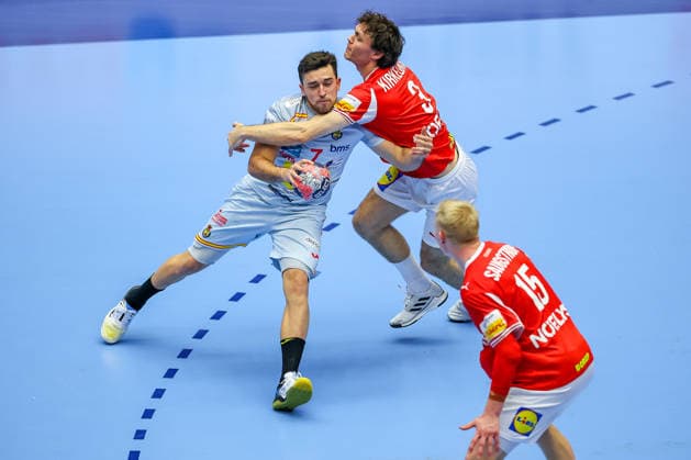 24 01 2026, Handball, Men s EHF EURO 2026, Denmark Spain, Jyske Bank Boxen in Herning, Denmark, Main Round Jan Gurri Aregay Espania 07 in a duel against Niclas Vest Kirkelokke Denmark 03 and Magnus Saugstrup Jensen Denmark 15 Denmark