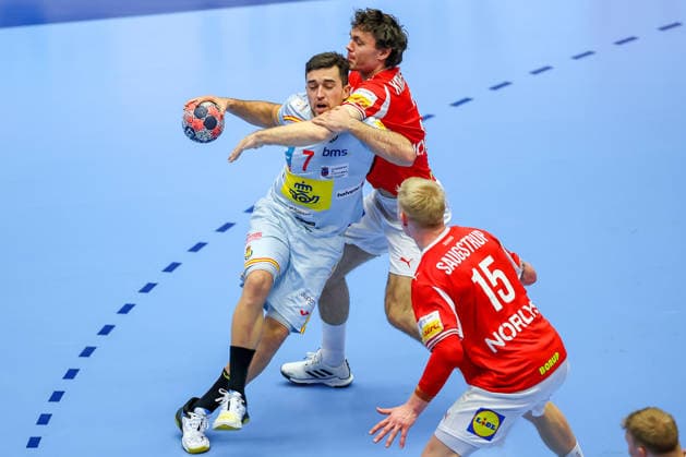 24 01 2026, Handball, Men s EHF EURO 2026, Denmark Spain, Jyske Bank Boxen in Herning, Denmark, Main Round Jan Gurri Aregay Espania 07 in a duel against Niclas Vest Kirkelokke Denmark 03 and Magnus Saugstrup Jensen Denmark 15 Denmark