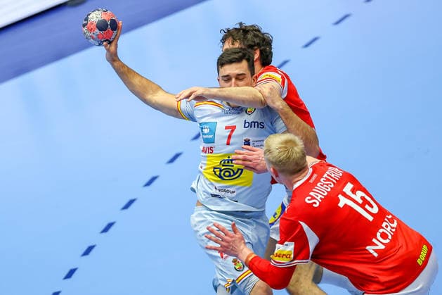 24 01 2026, Handball, Men s EHF EURO 2026, Denmark Spain, Jyske Bank Boxen in Herning, Denmark, Main Round Jan Gurri Aregay Espania 07 in a duel against Niclas Vest Kirkelokke Denmark 03 and Magnus Saugstrup Jensen Denmark 15 Denmark