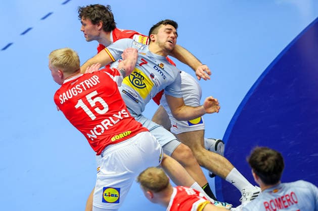 24 01 2026, Handball, Men s EHF EURO 2026, Denmark Spain, Jyske Bank Boxen in Herning, Denmark, Main Round Jan Gurri Aregay Espania 07 in a duel against Niclas Vest Kirkelokke Denmark 03 and Magnus Saugstrup Jensen Denmark 15 Denmark