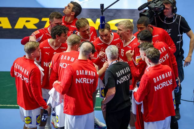 24 01 2026, Handball, Men s EHF EURO 2026, Denmark Spain, Jyske Bank Boxen in Herning, Denmark, Main Round Head coach Nikolaj Jacobsen Denmark hc makes an announcement to his team in the time-out Denmark
