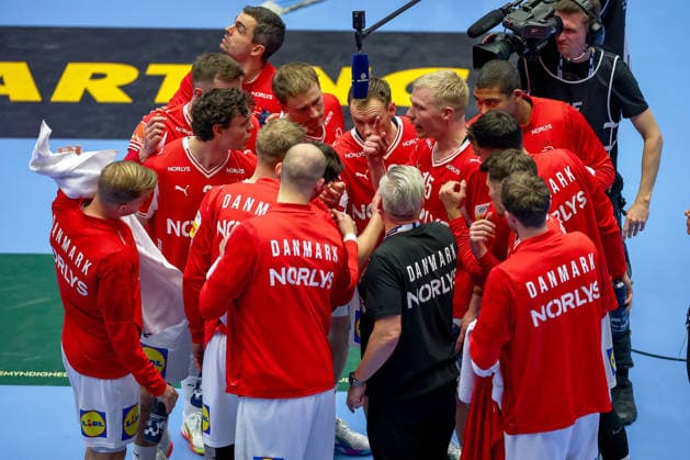 24 01 2026, Handball, Men s EHF EURO 2026, Denmark Spain, Jyske Bank Boxen in Herning, Denmark, Main Round Head coach Nikolaj Jacobsen Denmark hc makes an announcement to his team in the time-out Denmark