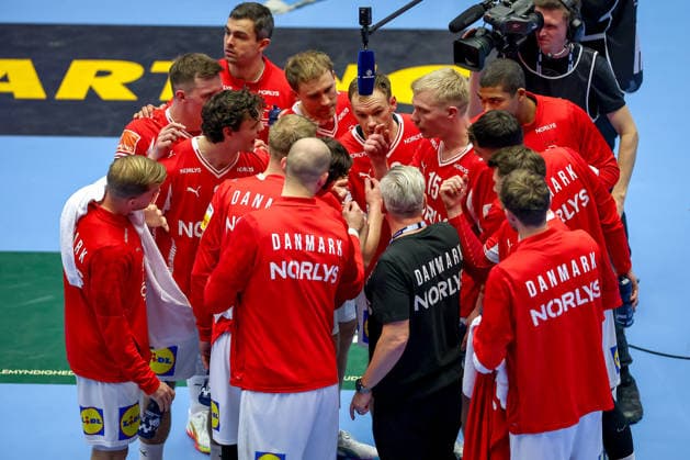 24 01 2026, Handball, Men s EHF EURO 2026, Denmark Spain, Jyske Bank Boxen in Herning, Denmark, Main Round Head coach Nikolaj Jacobsen Denmark hc makes an announcement to his team in the time-out Denmark
