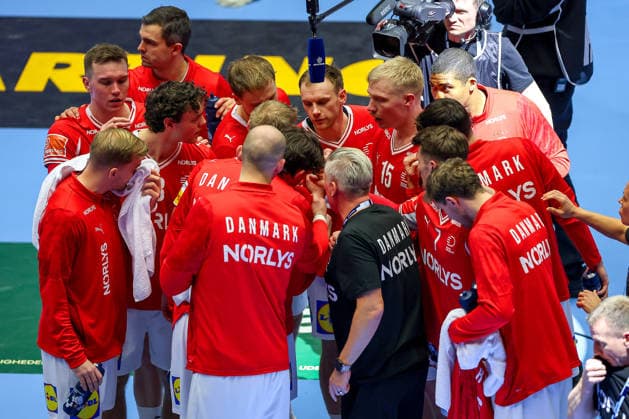 24 01 2026, Handball, Men s EHF EURO 2026, Denmark Spain, Jyske Bank Boxen in Herning, Denmark, Main Round Head coach Nikolaj Jacobsen Denmark hc makes an announcement to his team in the time-out Denmark