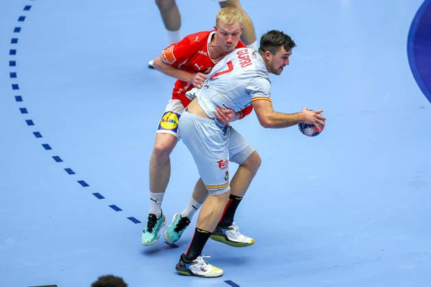24 01 2026, Handball, Men s EHF EURO 2026, Denmark Spain, Jyske Bank Boxing in Herning, Denmark, Main Round Jan Gurri Aregay Espania 07 in a duel against Magnus Saugstrup Jensen Denmark 15 Denmark