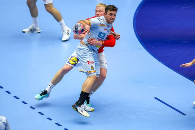 24 01 2026, Handball, Men s EHF EURO 2026, Denmark Spain, Jyske Bank Boxing in Herning, Denmark, Main Round Jan Gurri Aregay Espania 07 in a duel against Magnus Saugstrup Jensen Denmark 15 Denmark