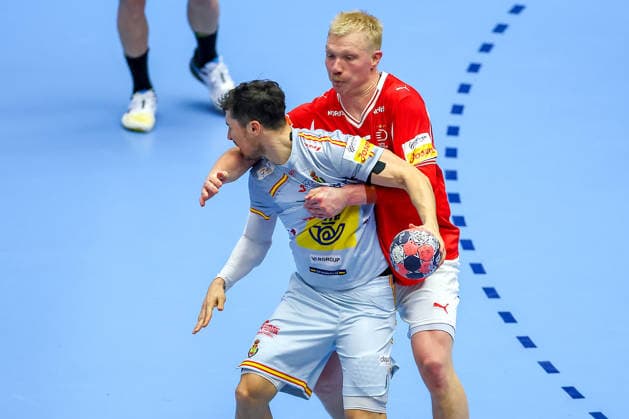 24 01 2026, Handball, Men s EHF EURO 2026, Denmark Spain, Jyske Bank Boxen in Herning, Denmark, Main Round Alex Dujshebaev Dovichebaeva Espania 10 in a duel against Magnus Saugstrup Jensen Denmark 15 Denmark