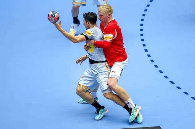 24 01 2026, Handball, Men s EHF EURO 2026, Denmark Spain, Jyske Bank Boxen in Herning, Denmark, Main Round Alex Dujshebaev Dovichebaeva Espania 10 in a duel against Magnus Saugstrup Jensen Denmark 15 Denmark