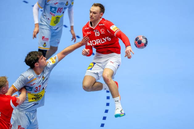 24 01 2026, Handball, Men s EHF EURO 2026, Denmark Spain, Jyske Bank Boxing in Herning, Denmark, Main Round Mathias Gidsel Denmark 19 throws on goal in duel against Victor Romero Holguin Espania 37 Denmark