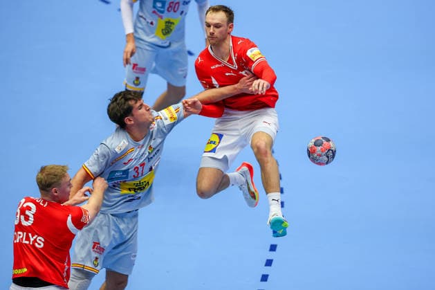 24 01 2026, Handball, Men s EHF EURO 2026, Denmark Spain, Jyske Bank Boxing in Herning, Denmark, Main Round Mathias Gidsel Denmark 19 throws on goal in duel against Victor Romero Holguin Espania 37 Denmark