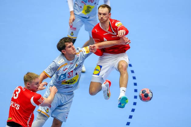 24 01 2026, Handball, Men s EHF EURO 2026, Denmark Spain, Jyske Bank Boxing in Herning, Denmark, Main Round Mathias Gidsel Denmark 19 throws on goal in duel against Victor Romero Holguin Espania 37 Denmark