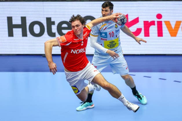24 01 2026, Handball, Men s EHF EURO 2026, Denmark Spain, Jyske Bank Boxen in Herning, Denmark, Main Round Niclas Vest Kirkelokke Denmark 03 throws on goal Denmark
