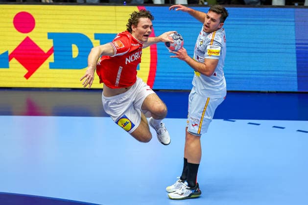 24 01 2026, Handball, Men s EHF EURO 2026, Denmark Spain, Jyske Bank Boxen in Herning, Denmark, Main Round Niclas Vest Kirkelokke Denmark 03 throws on goal Denmark
