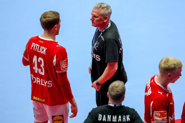 24 01 2026, Handball, Men s EHF EURO 2026, Denmark Spain, Jyske Bank Boxen in Herning, Denmark, Main Round Simon Bogetoft Pytlick Denmark 43 next to Headcoach Nikolaj Jacobsen Denmark hc Denmark
