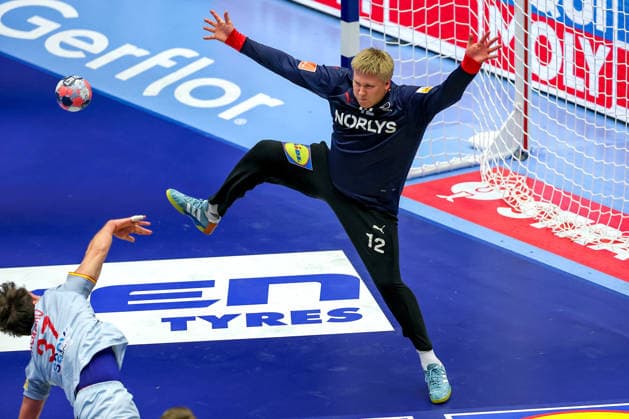 24 01 2026, Handball, Men s EHF EURO 2026, Denmark Spain, Jyske Bank Boxen in Herning, Denmark, Main Round Emil Nielsen Denmark 12 defends the goal against Victor Romero Holguin Espania 37 Denmark