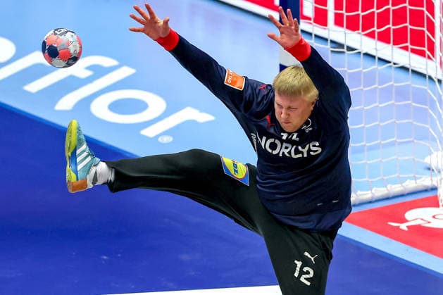 24 01 2026, Handball, Men s EHF EURO 2026, Denmark Spain, Jyske Bank Boxen in Herning, Denmark, Main Round Emil Nielsen Denmark 12 defends the Denmark goal