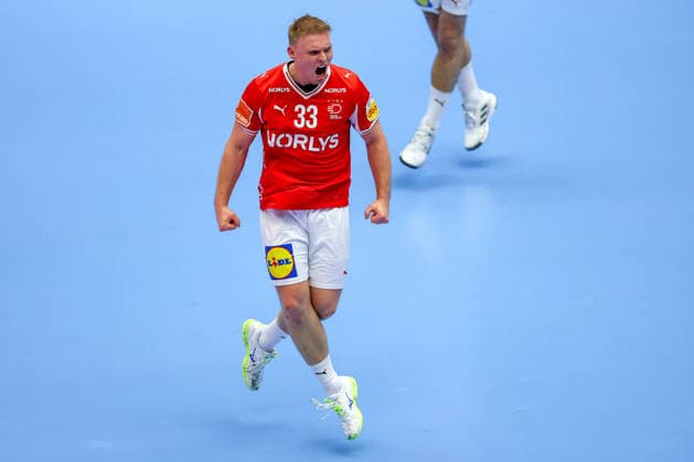 24 01 2026, Handball, Men s EHF EURO 2026, Denmark Spain, Jyske Bank Boxen in Herning, Denmark, Main Round Emil Siersbaek Bergholt Denmark 33 cheering Denmark