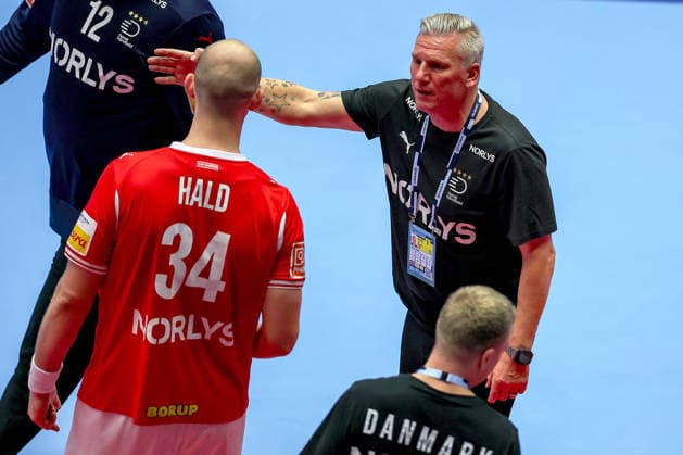 24 01 2026, Handball, Men s EHF EURO 2026, Denmark Spain, Jyske Bank Boxen in Herning, Denmark, Main Round Headcoach Nikolaj Jacobsen Denmark hc gesticulating on the sidelines next to Simon Hald Jensen Denmark 34 Denmark