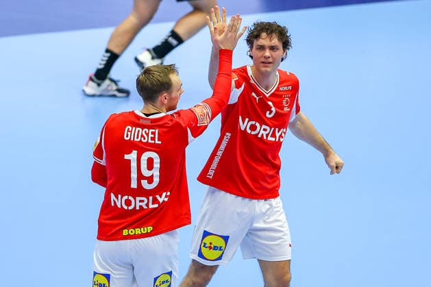 24 01 2026, Handball, Men s EHF EURO 2026, Denmark Spain, Jyske Bank Boxen in Herning, Denmark, Main Round Mathias Gidsel Denmark 19 cheering next to Niclas Vest Kirkelokke Denmark 03 Denmark