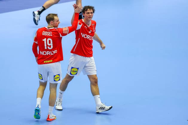 24 01 2026, Handball, Men s EHF EURO 2026, Denmark Spain, Jyske Bank Boxen in Herning, Denmark, Main Round Mathias Gidsel Denmark 19 cheering next to Niclas Vest Kirkelokke Denmark 03 Denmark