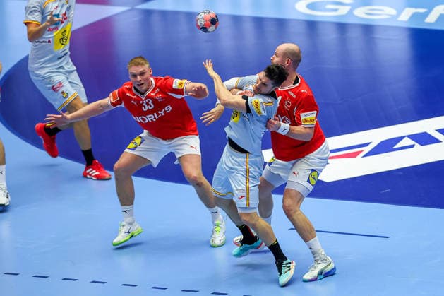 24 01 2026, Handball, Men s EHF EURO 2026, Denmark Spain, Jyske Bank Boxing in Herning, Denmark, Main Round Alex Dujshebaev Dovichebaeva Espania 10 in a duel against Emil Siersbaek Bergholt Denmark 33 Simon Hald Jensen Denmark 34 Denmark
