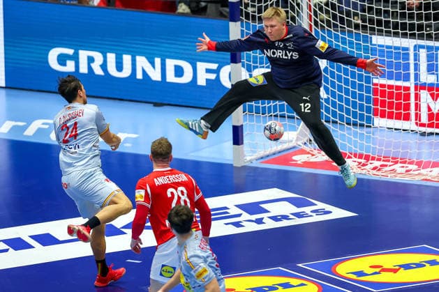 24 01 2026, Handball, Men s EHF EURO 2026, Denmark Spain, Jyske Bank Boxen in Herning, Denmark, Main Round Daniel Dujshebaev Dovichebaeva Espania 24 throws on the goal of Emil Nielsen Denmark 12 Denmark