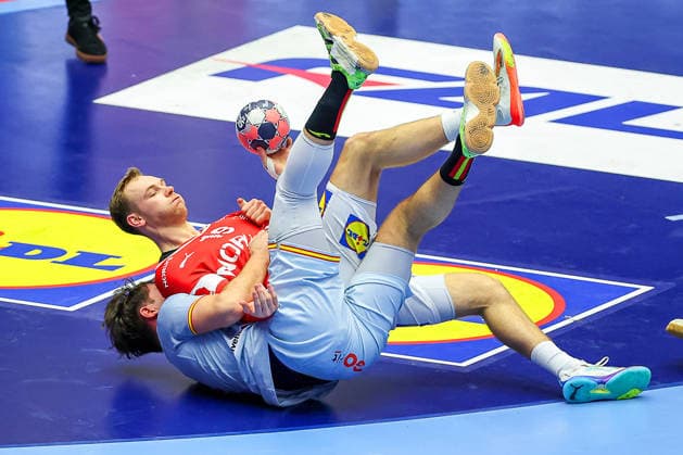 24 01 2026, Handball, Men s EHF EURO 2026, Denmark Spain, Jyske Bank Boxing in Herning, Denmark, Main Round Mathias Gidsel Denmark 19 is pulled down by Victor Romero Holguin Espania 37 Denmark