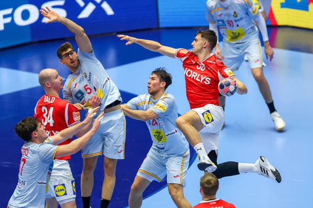 24 01 2026, Handball, Men s EHF EURO 2026, Denmark Spain, Jyske Bank Boxing in Herning, Denmark, Main Round Mads Hoxer Hangaard Denmark 38 throws over the defense of Antonio Serradilla Cuenca Espania 05 Victor Romero Holguin Espania 37 Daniel Dujshebaev Dovichebaeva Espania 24 Denmark