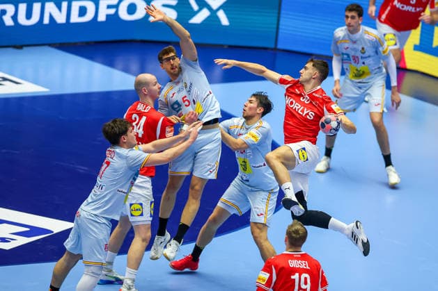 24 01 2026, Handball, Men s EHF EURO 2026, Denmark Spain, Jyske Bank Boxing in Herning, Denmark, Main Round Mads Hoxer Hangaard Denmark 38 throws over the defense of Antonio Serradilla Cuenca Espania 05 Victor Romero Holguin Espania 37 Daniel Dujshebaev Dovichebaeva Espania 24 Denmark