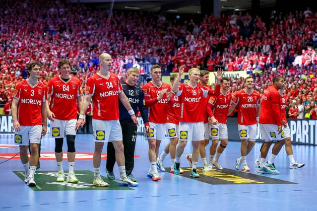 24 01 2026, Handball, Men s EHF EURO 2026, Denmark Spain, Jyske Bank Boxen in Herning, Denmark, Main Round Final celebration after Denmark s victory against Spain Niclas Vest Kirkelokke Denmark 03 Lasse Kjaer Moller Denmark 64 Simon Hald Jensen Denmark 34 Emil Nielsen Denmark 12 Lasse Bredekjaer Andersson Denmark 28 Magnus Saugstrup Jensen Denmark 15 Emil Jakobsen Denmark 07 Johan a Plogv Hansen Denmark 26 Denmark