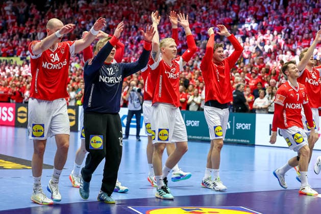 24 01 2026, Handball, Men s EHF EURO 2026, Denmark Spain, Jyske Bank Boxen in Herning, Denmark, Main Round Final celebration after Denmarks victory against Spain Simon Hald Jensen Denmark 34 Emil Nielsen Denmark 12 Magnus Saugstrup Jensen Denmark 15 Emil Jakobsen Denmark 07 Denmark