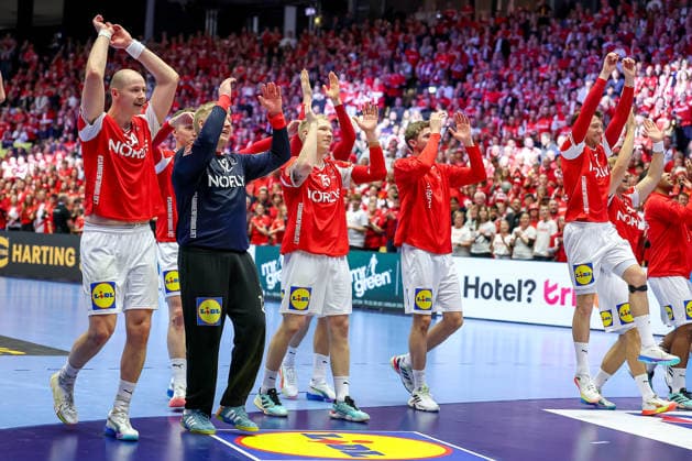 24 01 2026, Handball, Men s EHF EURO 2026, Denmark Spain, Jyske Bank Boxen in Herning, Denmark, Main Round Final celebration after Denmarks victory against Spain Simon Hald Jensen Denmark 34 Emil Nielsen Denmark 12 Magnus Saugstrup Jensen Denmark 15 Emil Jakobsen Denmark 07 Denmark
